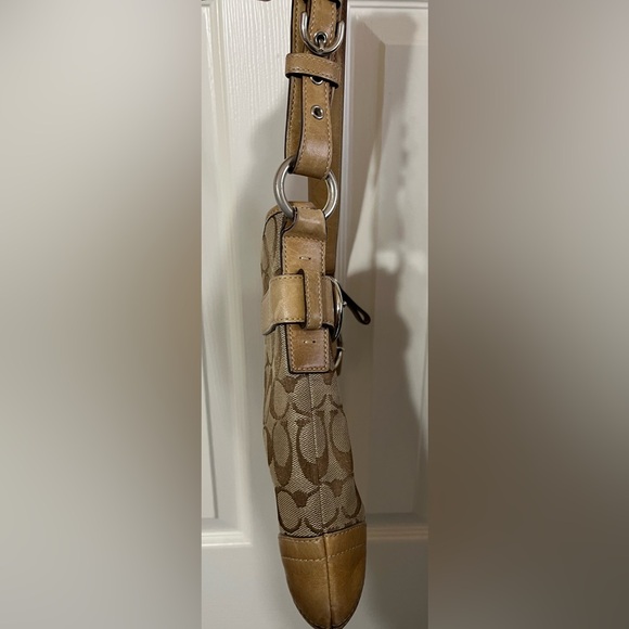 Coach Classic beige shoulder bag EUC Casual, Night Out, Work- Minimalist - Picture 5 of 9